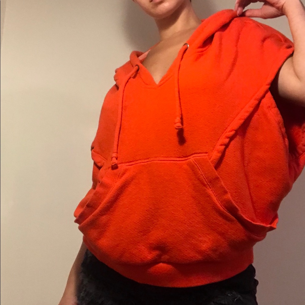 Cropped shortsleeved sweatshirt